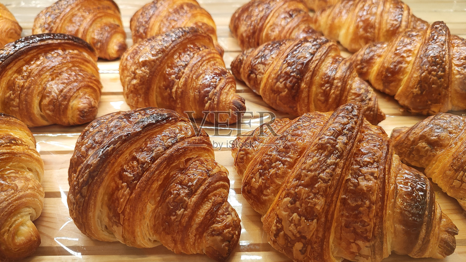 面包店橱窗里展示的新鲜羊角面包照片摄影图片