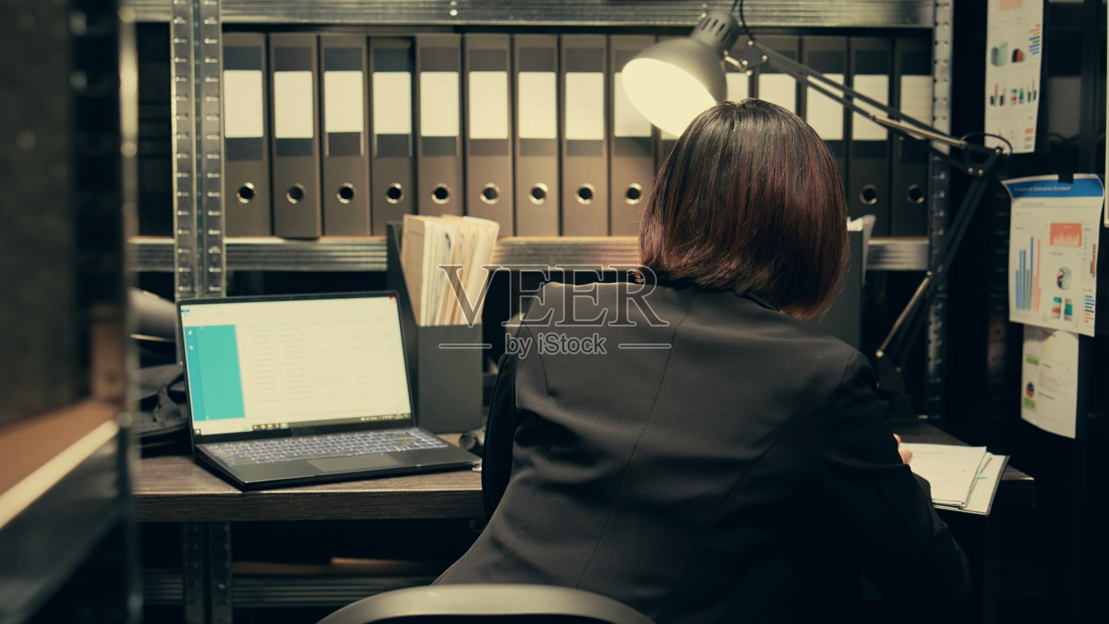 私家侦探比较消息来源以确认案件细节照片摄影图片