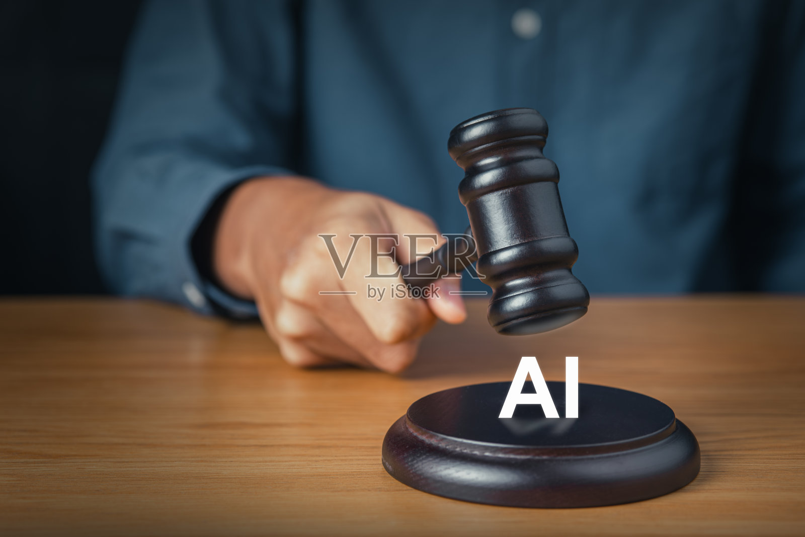 一名男子手持木槌与人工智能代表关于禁止和监管人工智能的法律辩论照片摄影图片