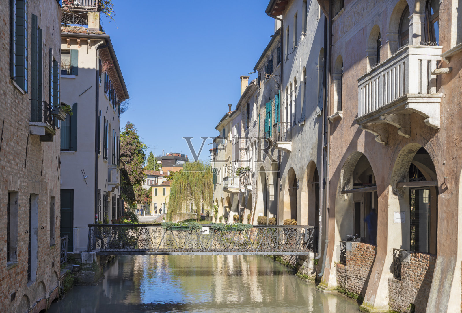 特雷维索——有运河的老城。照片摄影图片