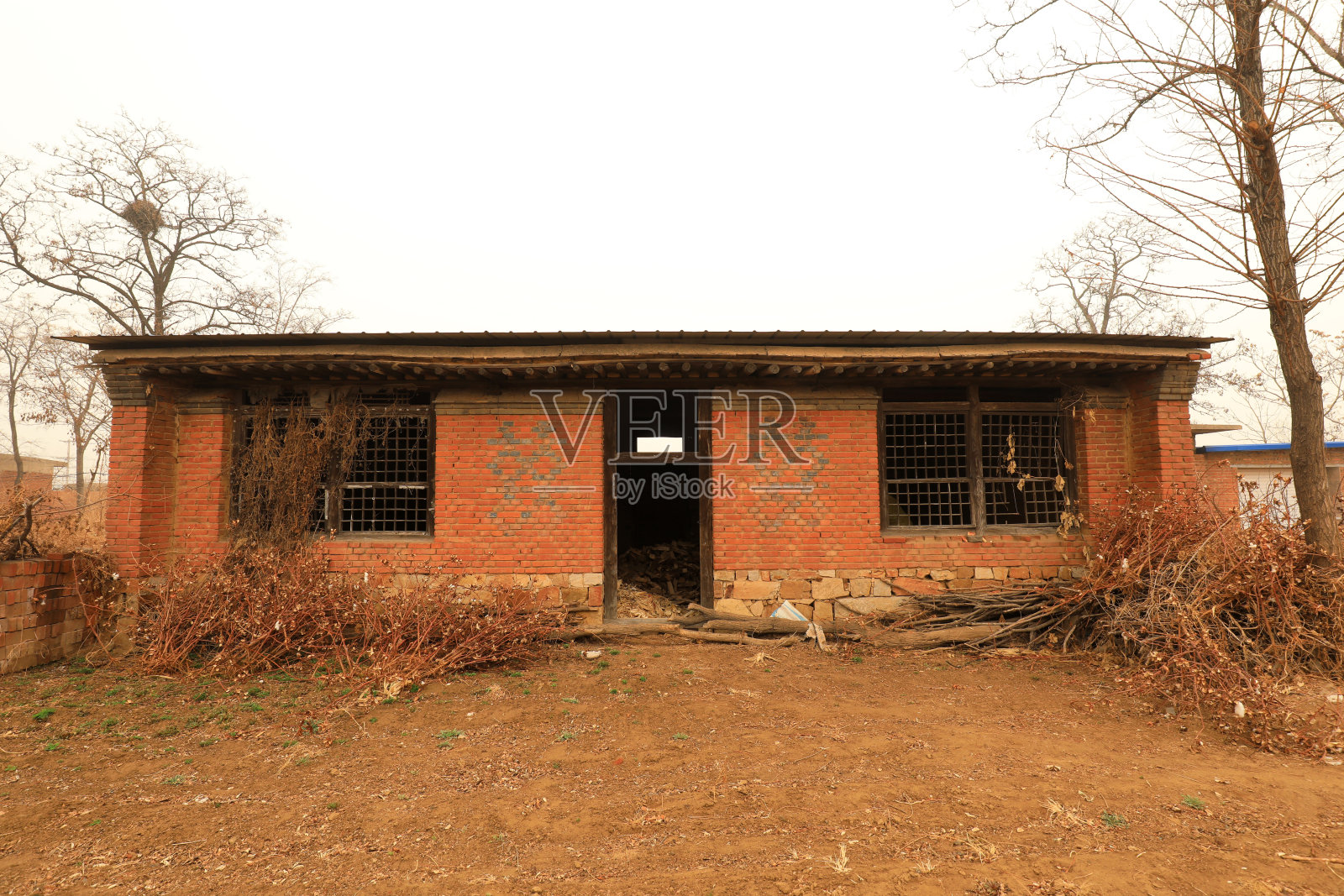 闲置和废弃的老房子都在农村照片摄影图片