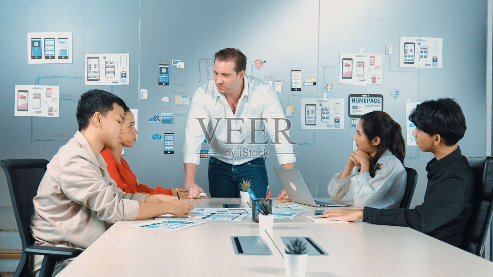 一组业务人员讨论使用Ux和Ui设计。操纵器。照片摄影图片