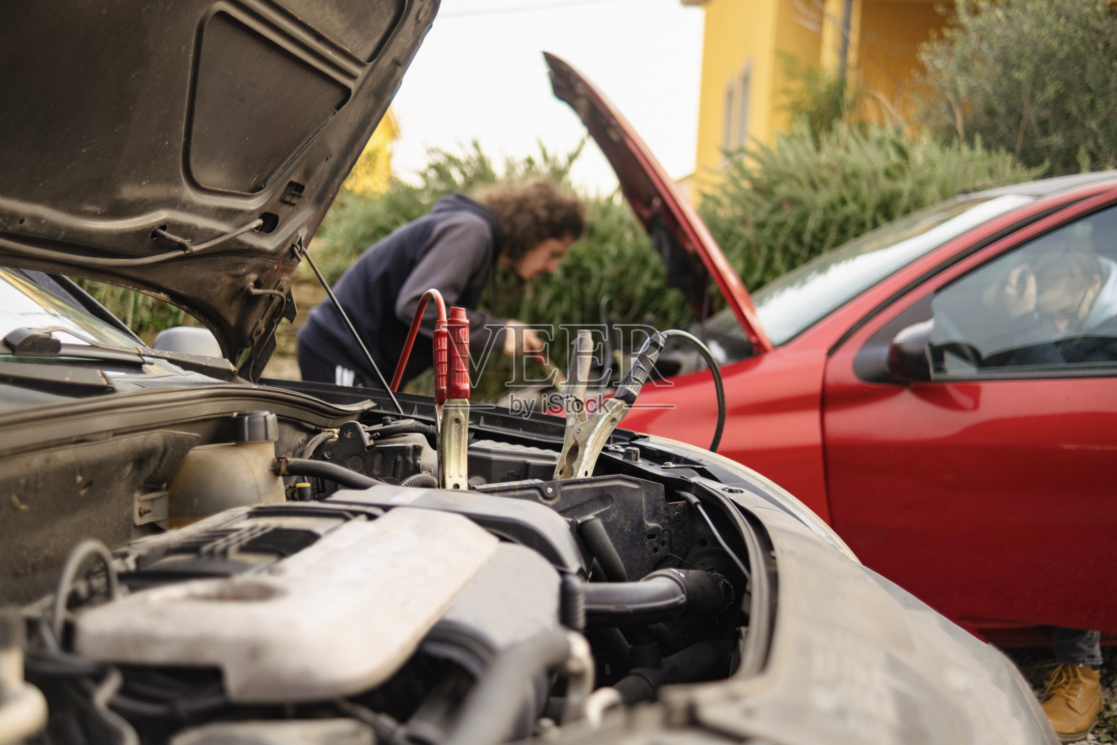旧的汽车电池可以用电缆启动照片摄影图片