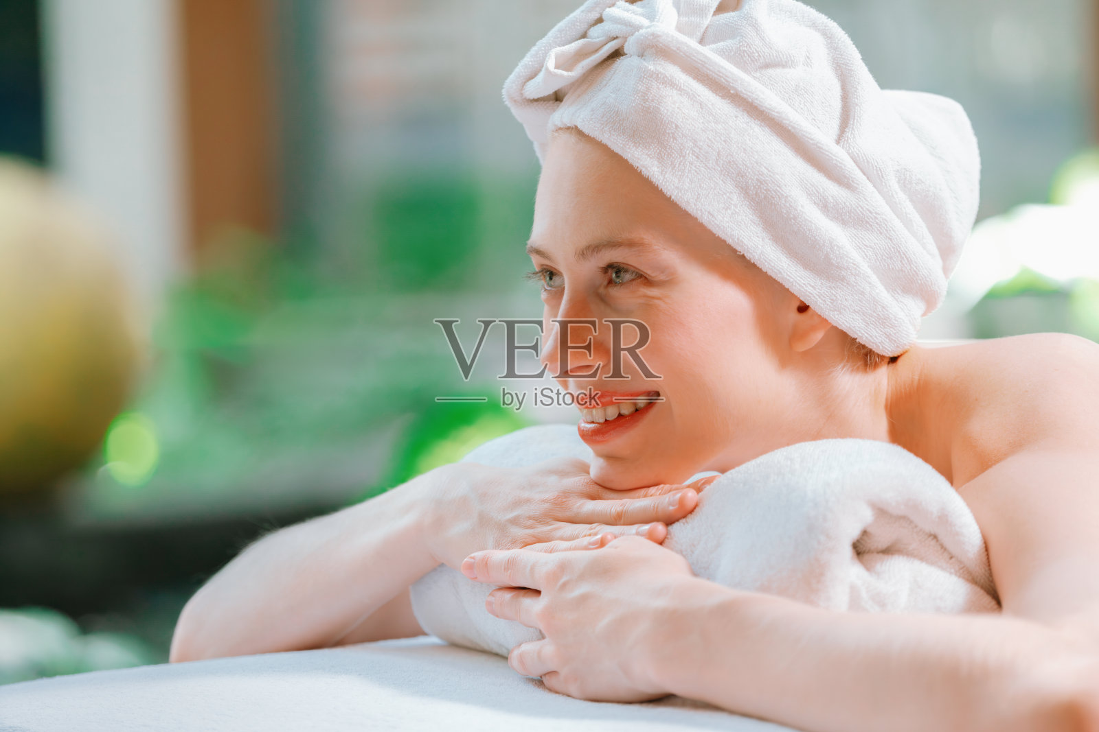 美女的特写放松在温泉床周围的自然。宁静照片摄影图片