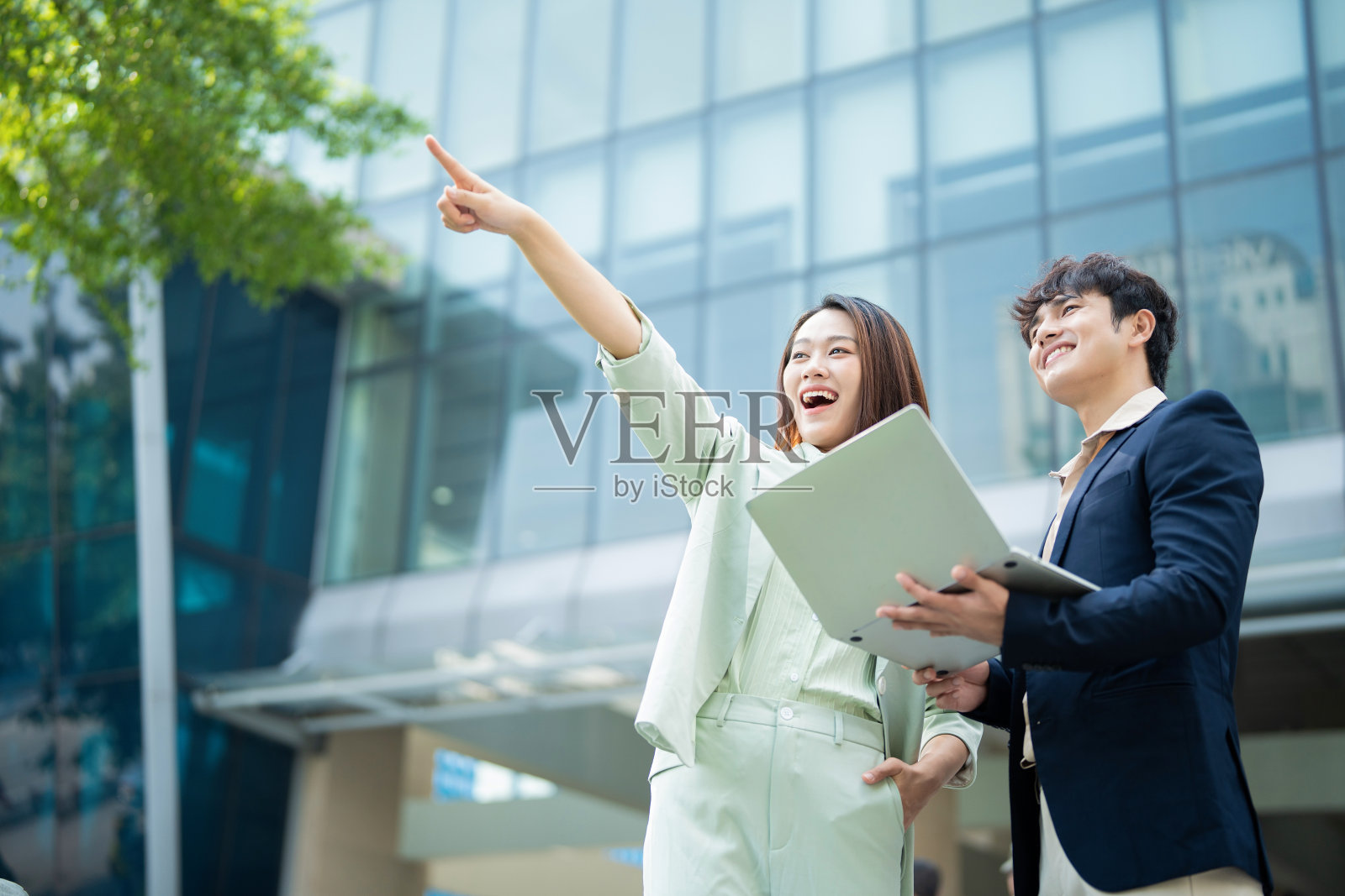 两位年轻的亚洲商人的照片照片摄影图片