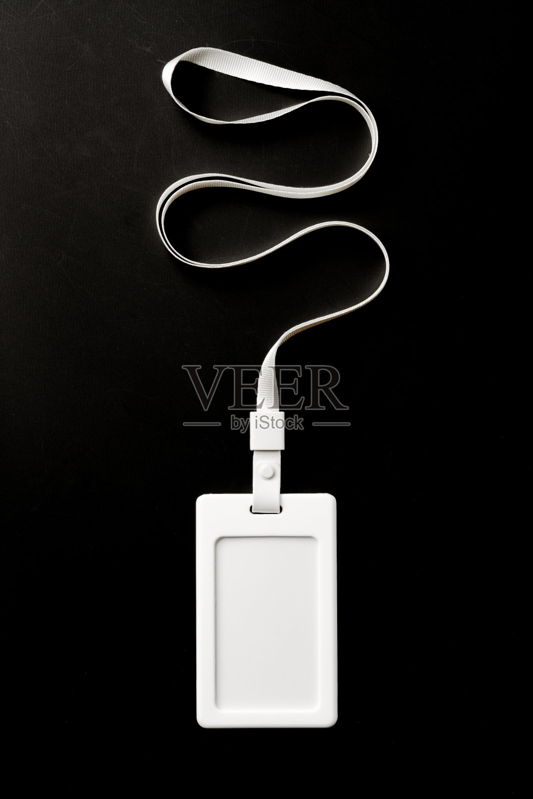 空白徽章模型在黑色背景复制空间照片摄影图片