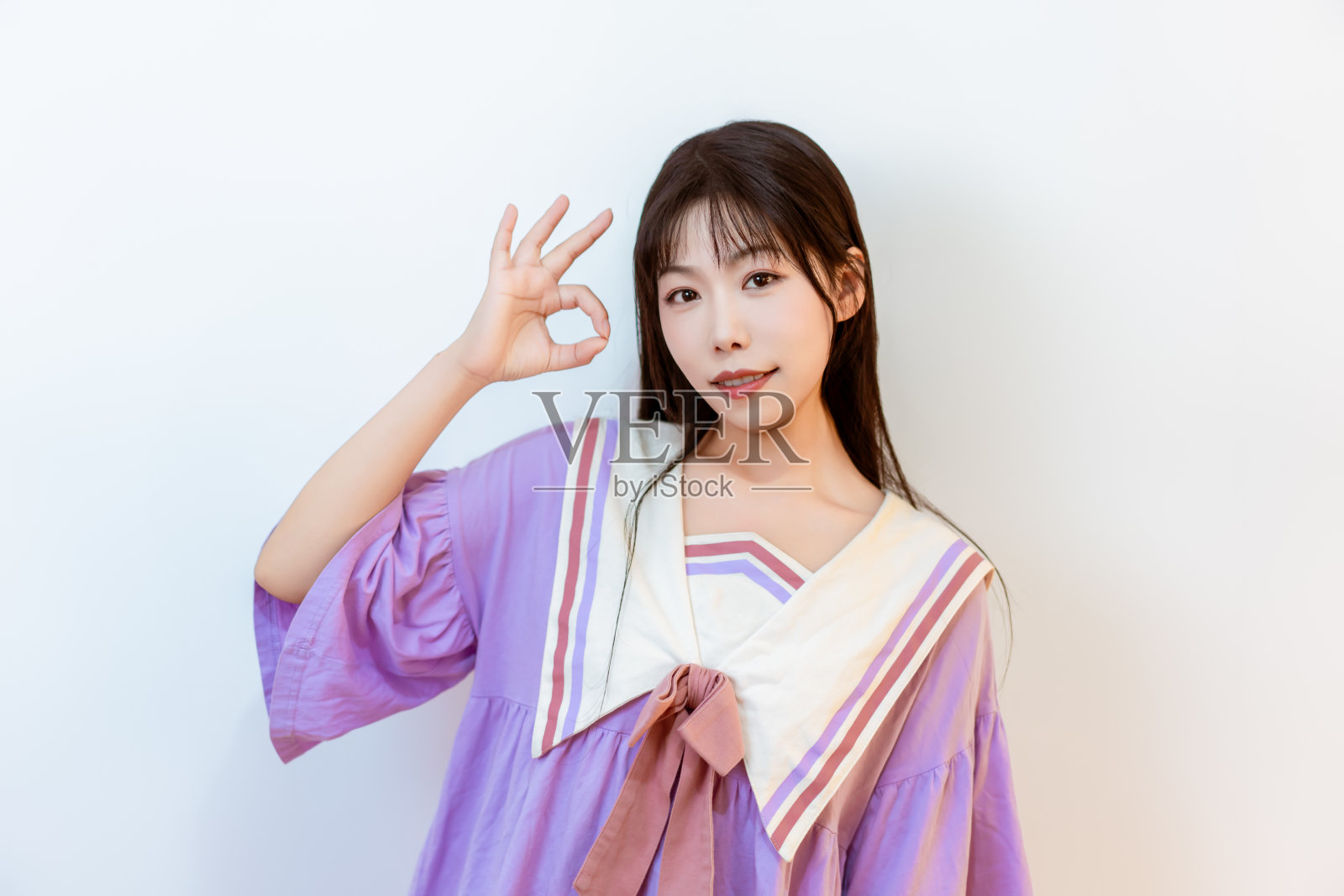 一个穿着紫色家居服的年轻女孩照片摄影图片