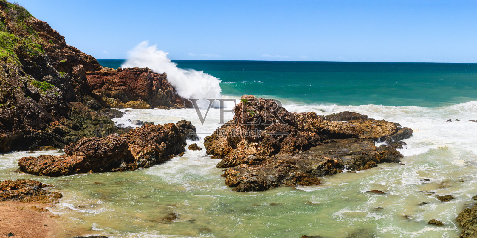 澳大利亚海岸有火山岩在岸边，可从悬崖上眺望海滨景观。风大的时候，水里有强烈的泡沫，海浪拍打着岩石。照片摄影图片