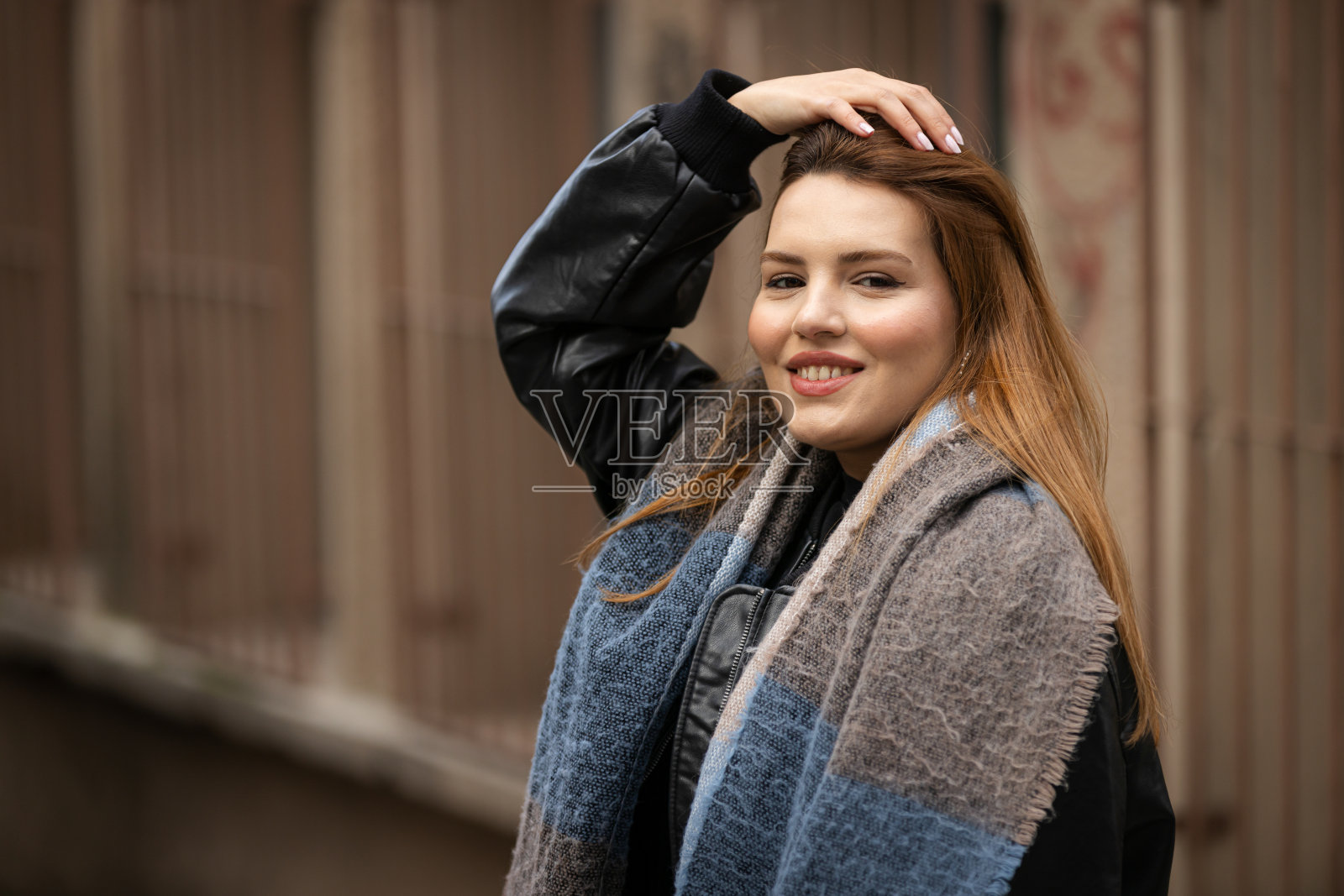 漂亮的年轻女子在街上的肖像。照片摄影图片