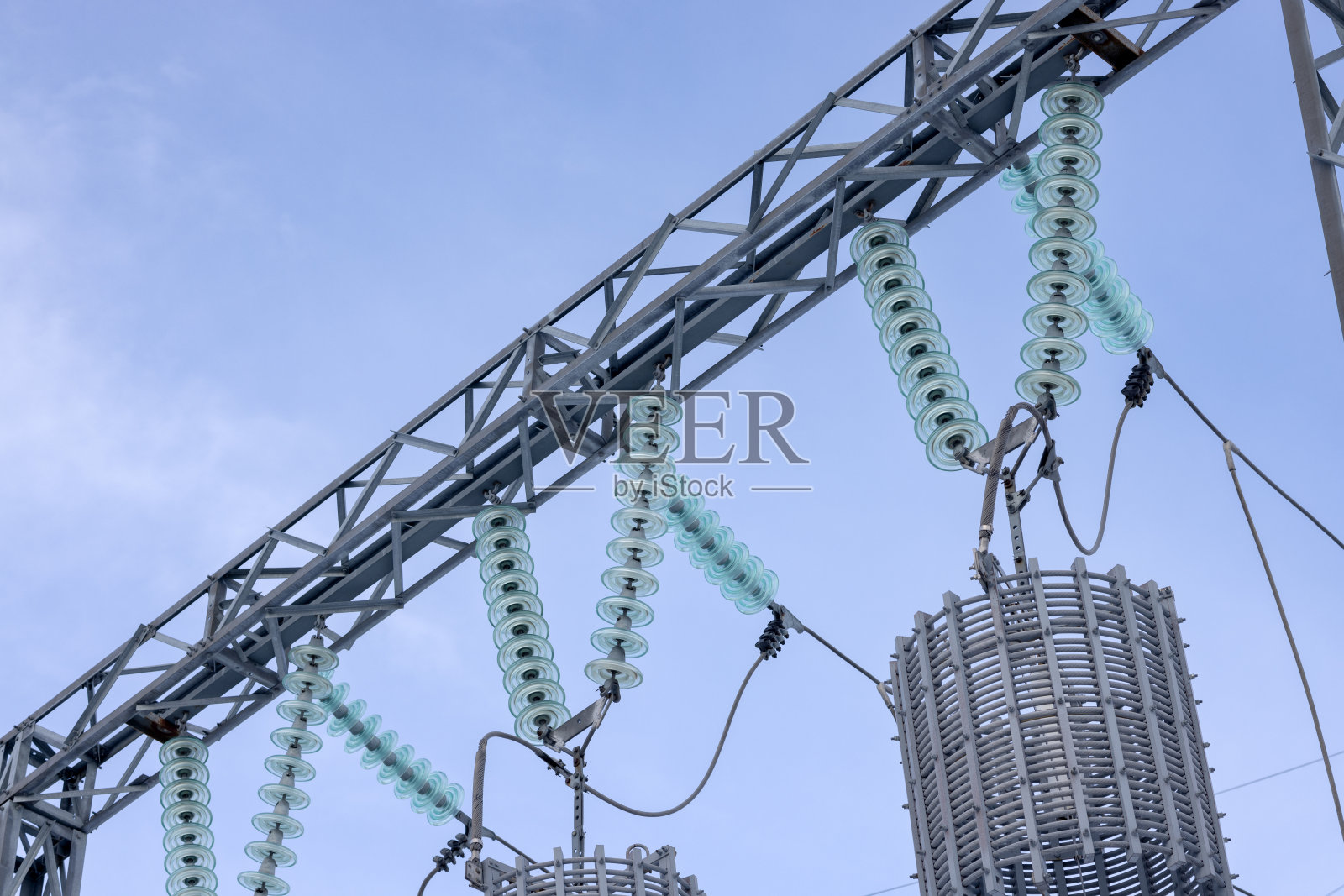 变电站的金属桁架和绝缘子对着天空的特写照片摄影图片