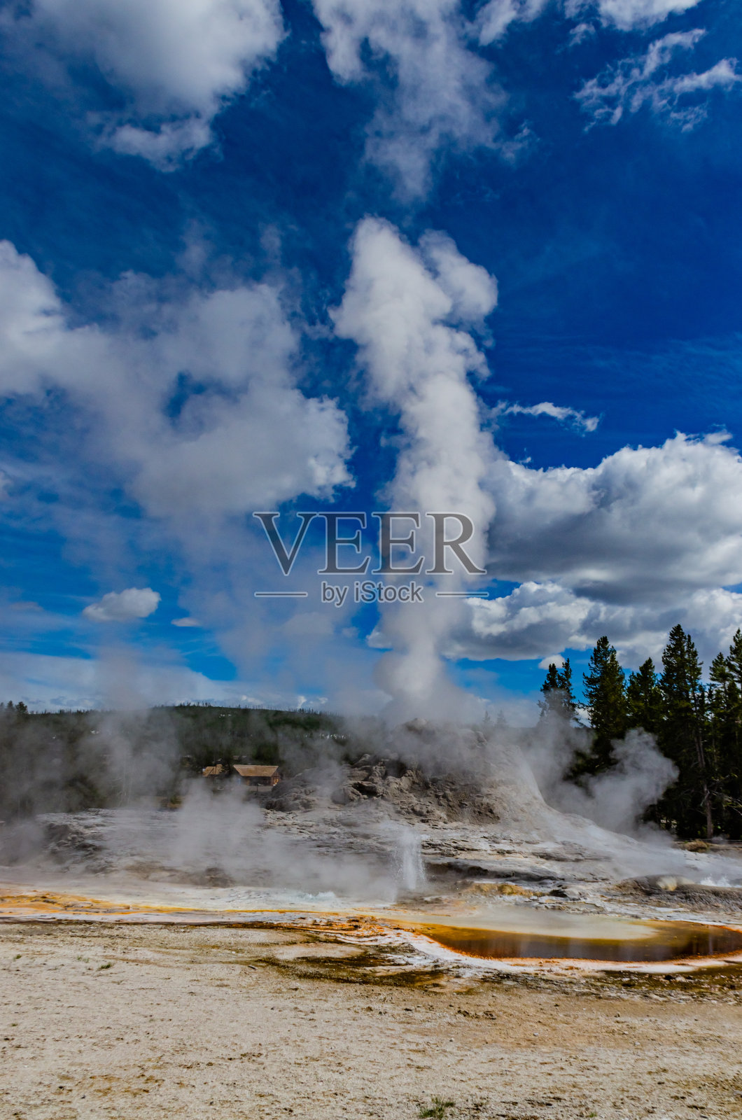 开水泡泡器间歇泉。有大喷发的活跃间歇泉。黄石公园，怀俄明州，美国照片摄影图片