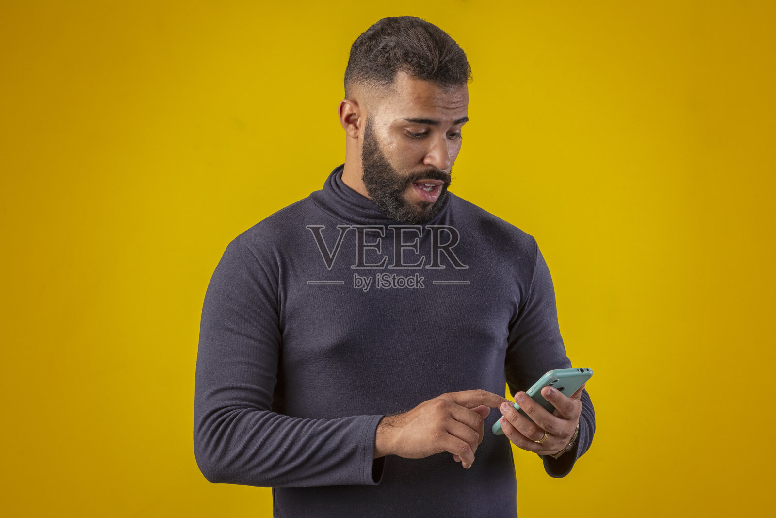 演播室里的拉丁裔男子照片摄影图片