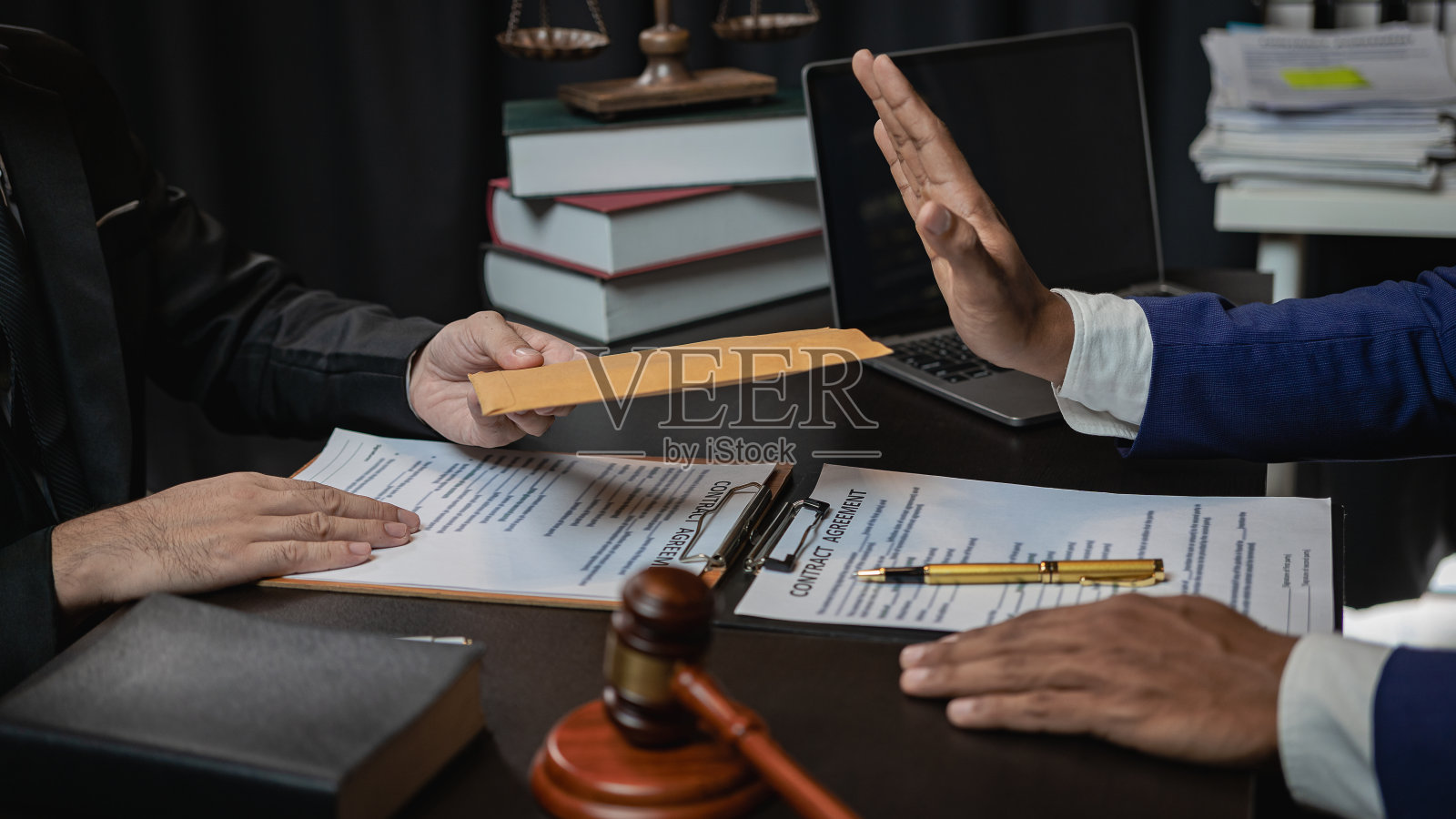 律师拒绝在授予合同时接受商人的贿赂。反腐败和反贿赂的概念。锤。法官。黄铜的规模。特写律师事务所照片摄影图片