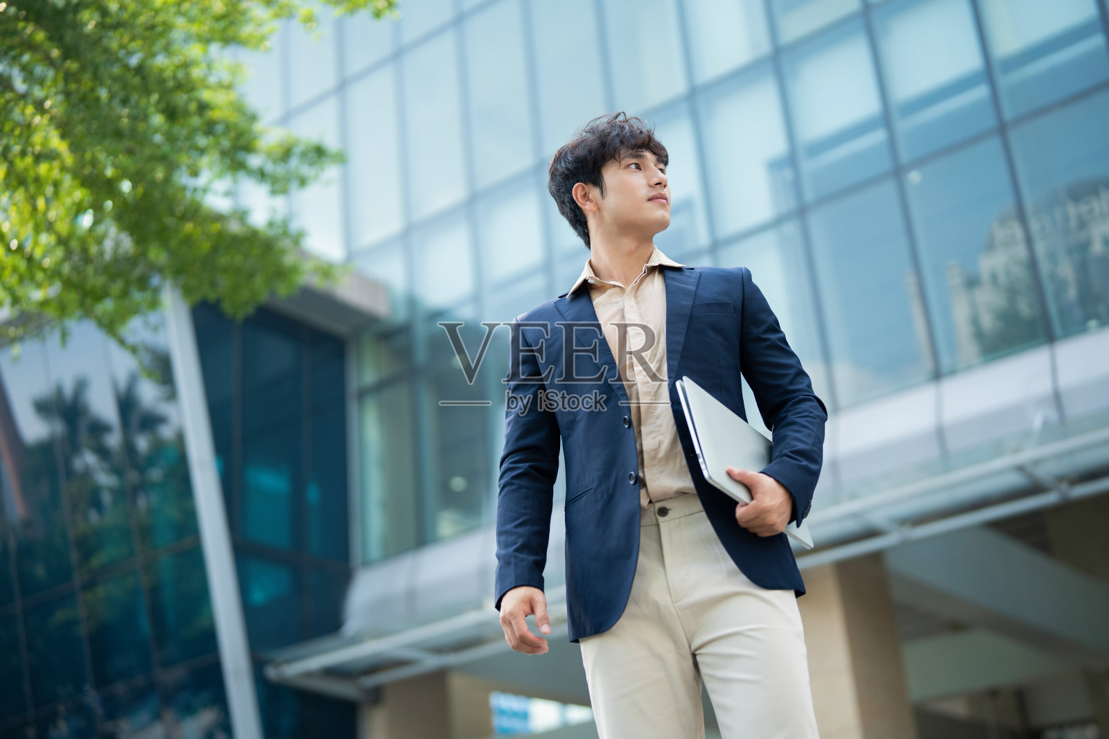 外面年轻亚洲商人的肖像照片摄影图片