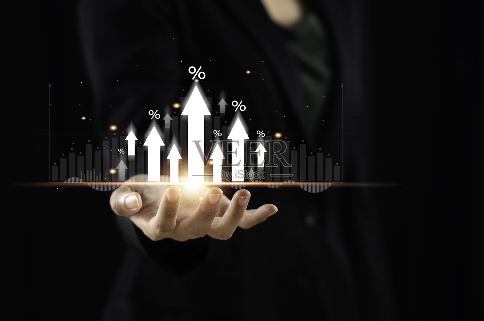 商人持有箭头和百分比图标与图形指标的投资增长。利率和股息业务金融投资业务增长，收入，营销和利润照片摄影图片