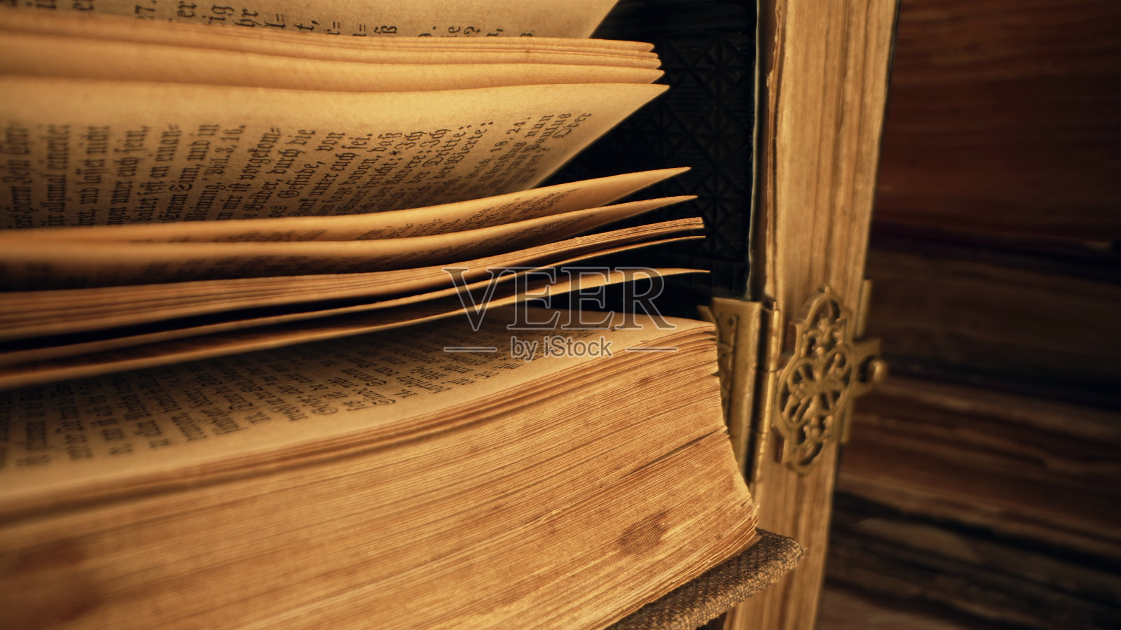 打开保存有古代文字的中世纪书籍。宗教文献、档案手稿、珍藏本、文物。照片摄影图片