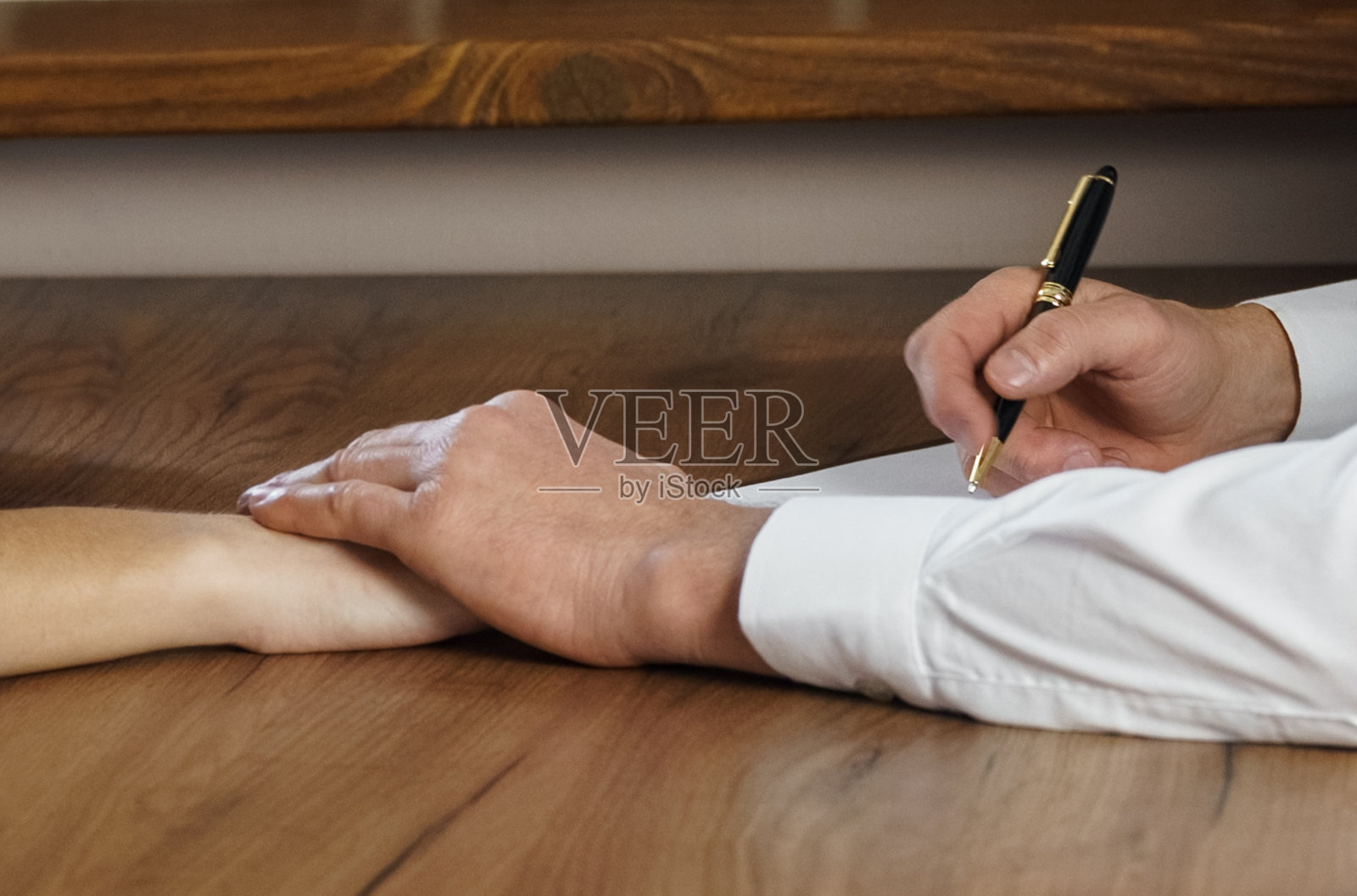 一个富有同情心的男医生和一个紧张的女病人的特写。照片摄影图片