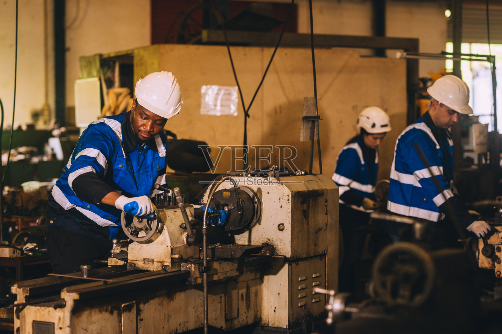 为智能工业测试创新的新型自动车削工具专业机器人工程师在工厂仓库维护和控制机器人手臂的专家。技术人员一起工作照片摄影图片