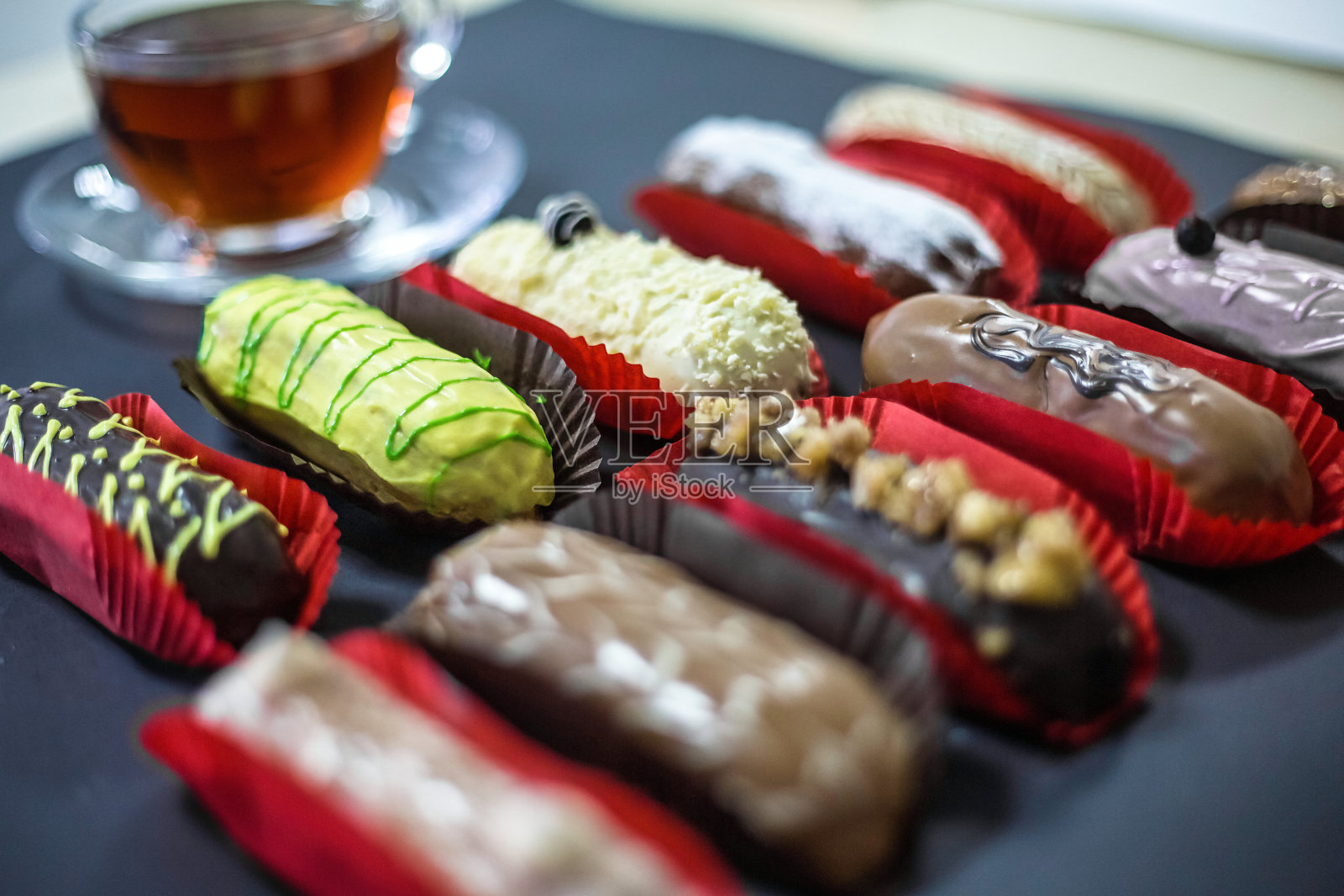 什锦甜点在桌子上照片摄影图片