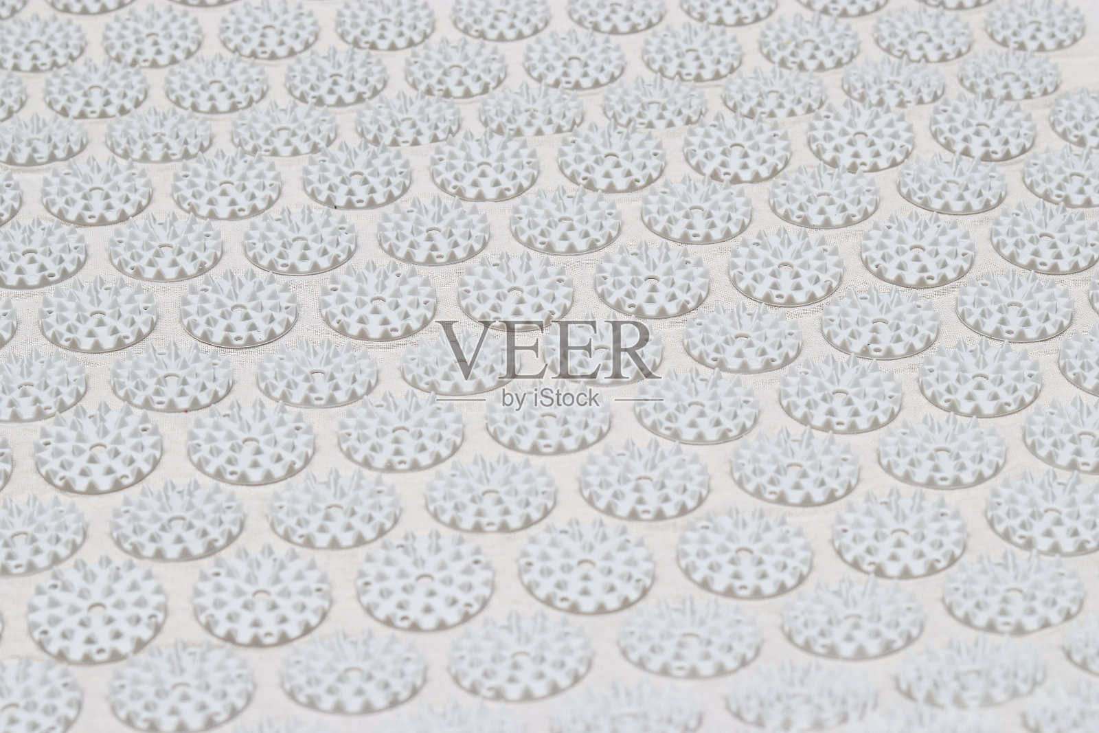 客厅室内自我保健按摩用矫形指压垫特写照片摄影图片