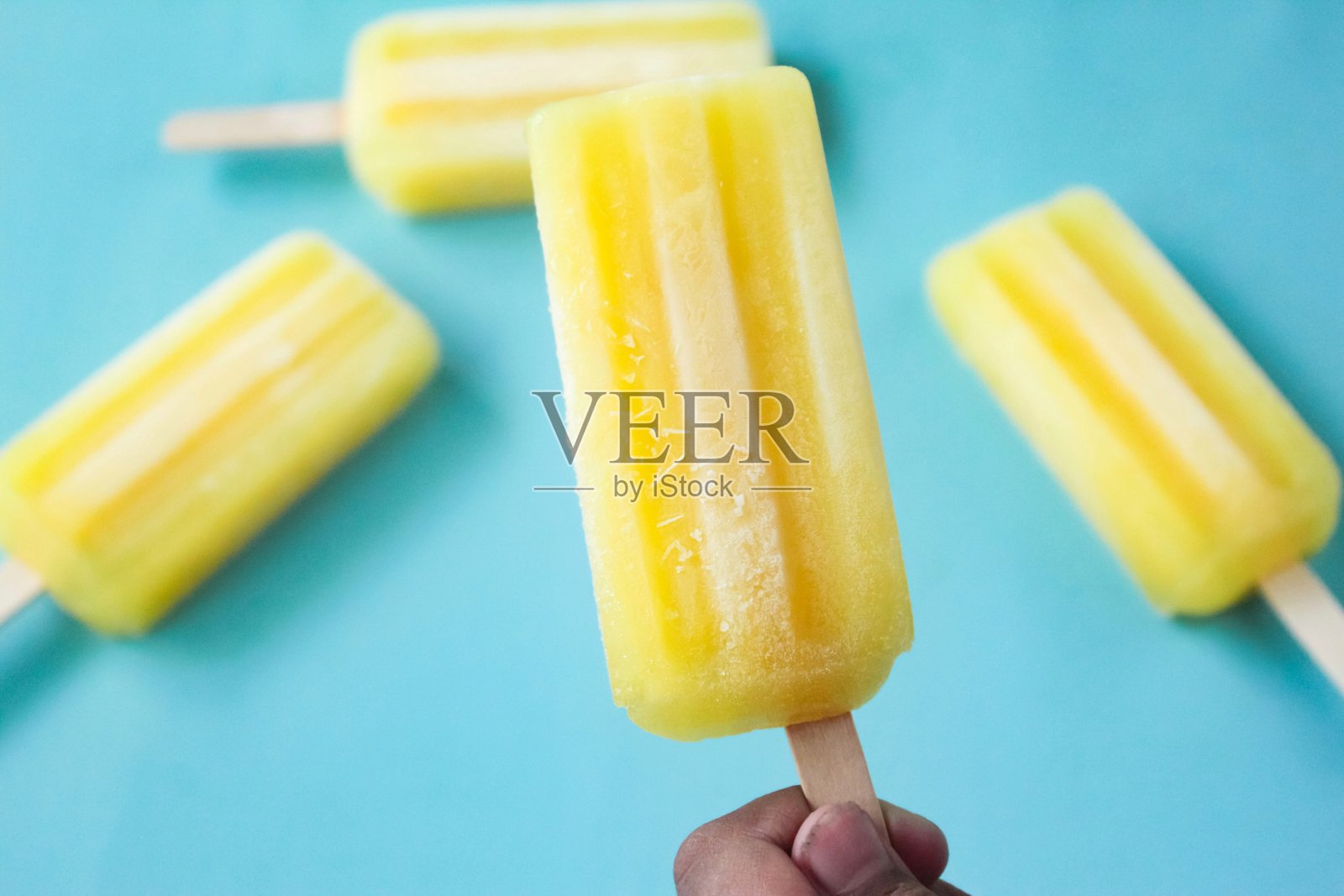 手拿着冰淇淋棒照片摄影图片