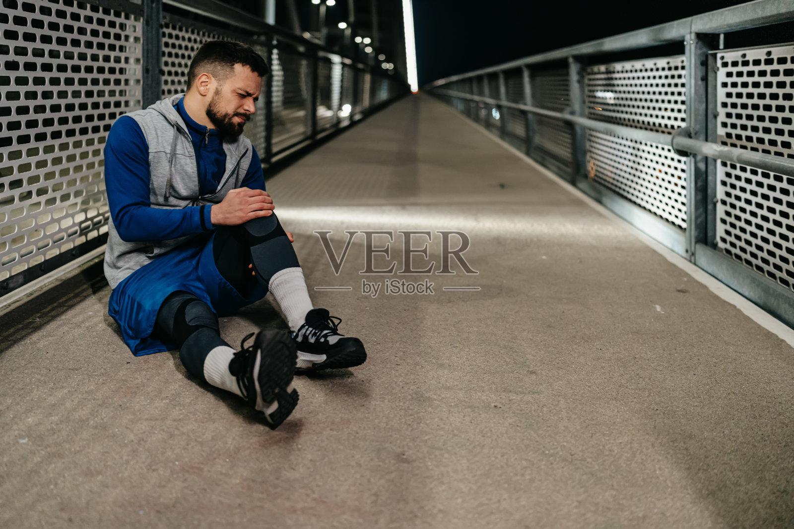 夜练的阴暗面照片摄影图片