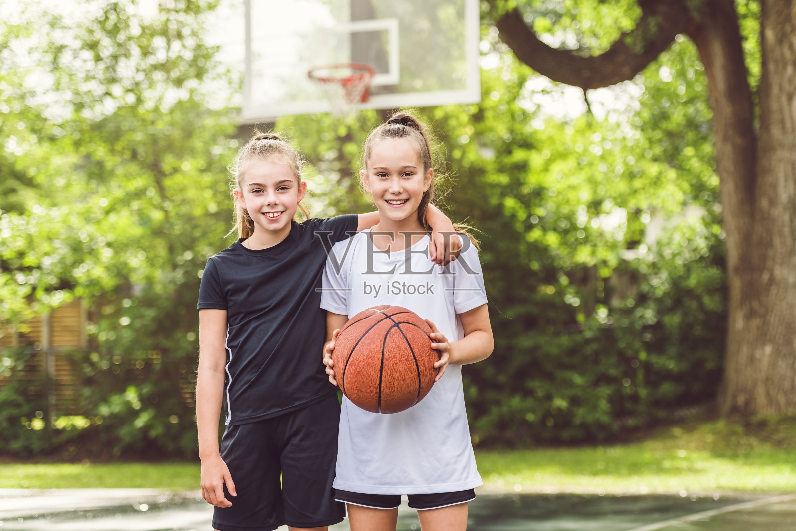 两个穿着运动服的女孩在打篮球照片摄影图片