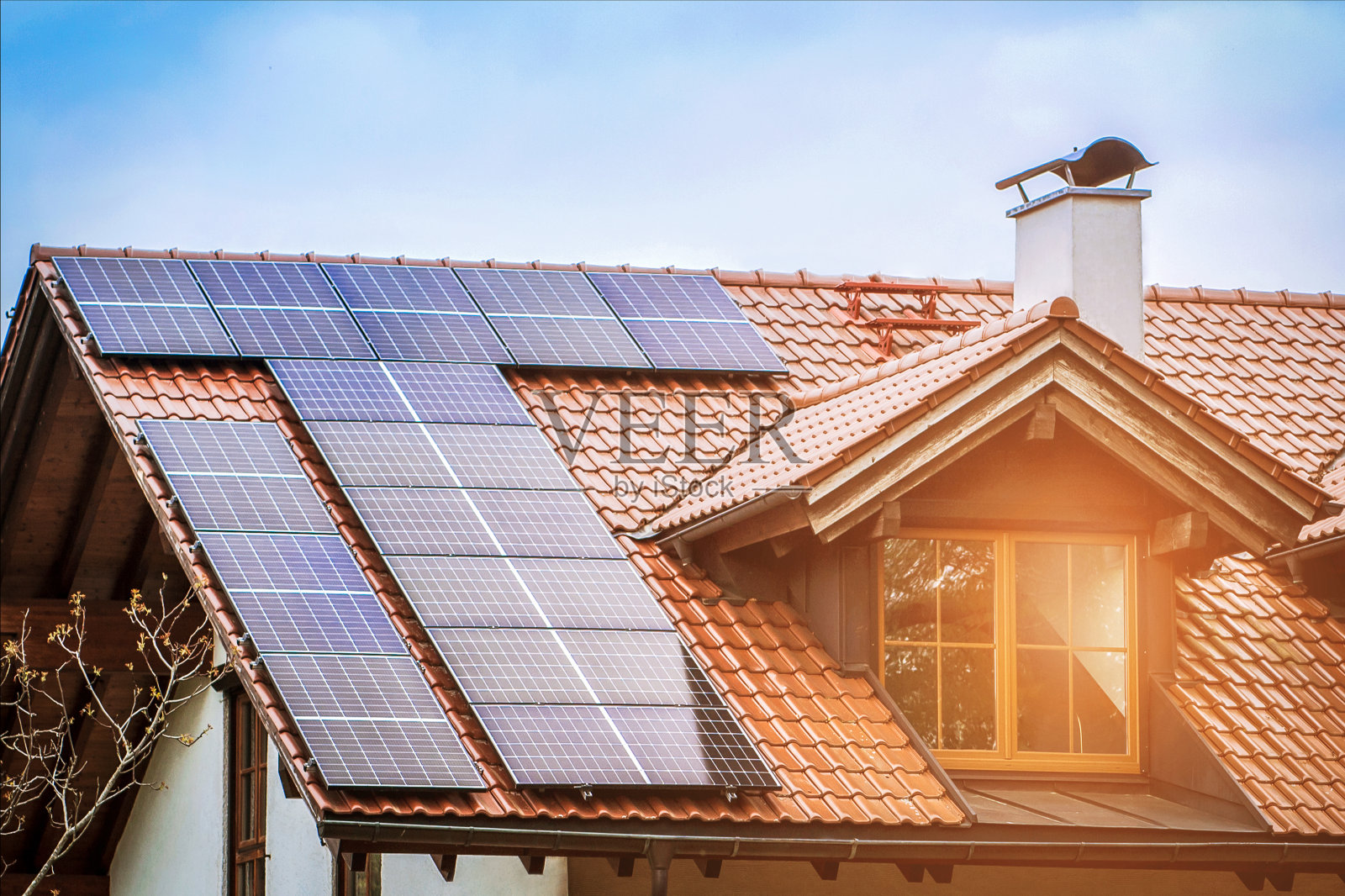 私人老房子屋顶上的太阳能板照片摄影图片