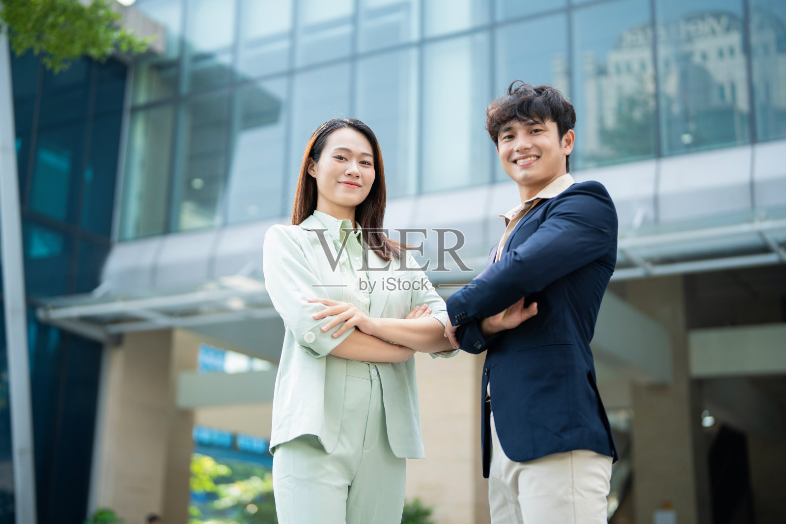 两位年轻的亚洲商人的照片照片摄影图片