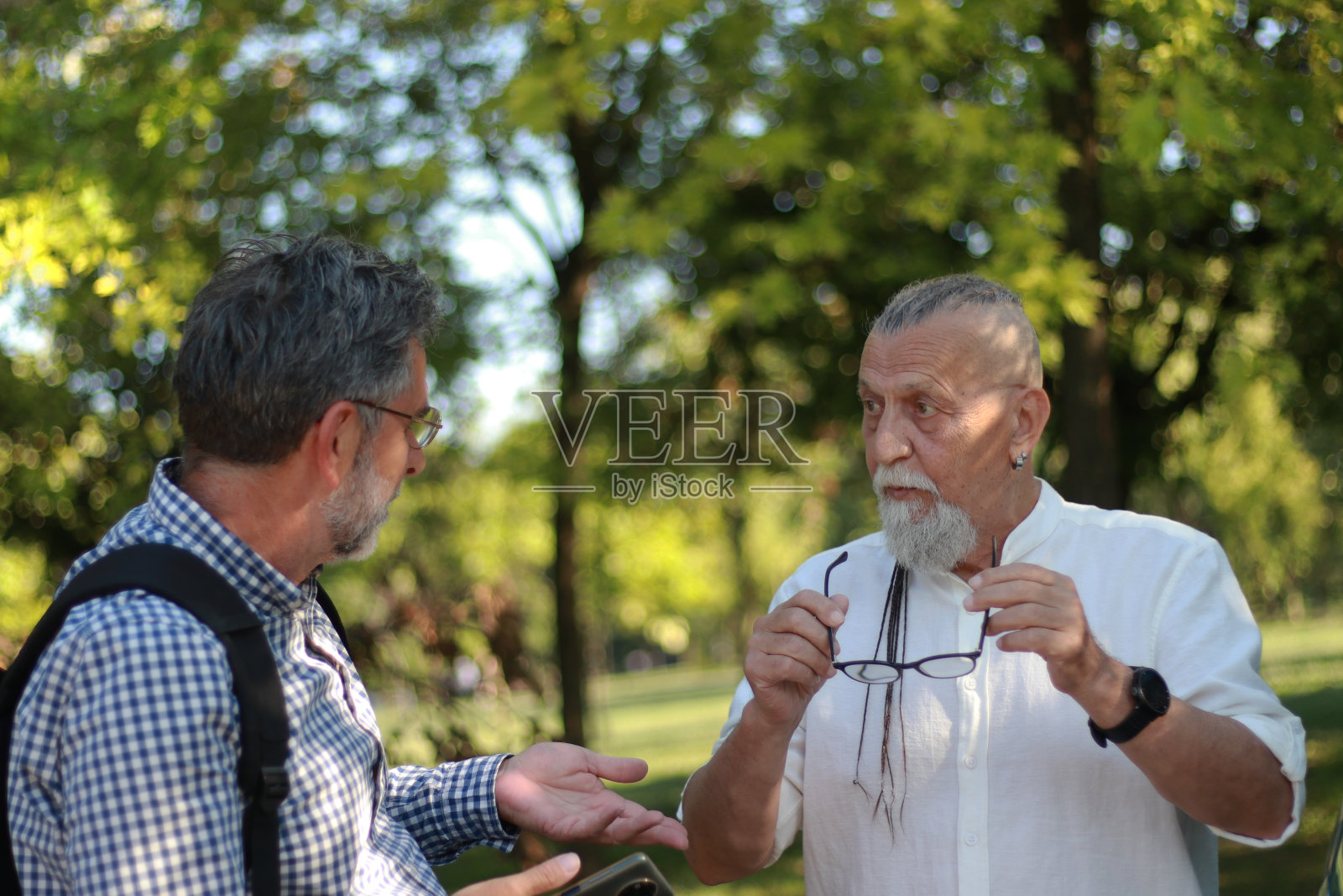 几个戴眼镜的老人在聊天照片摄影图片