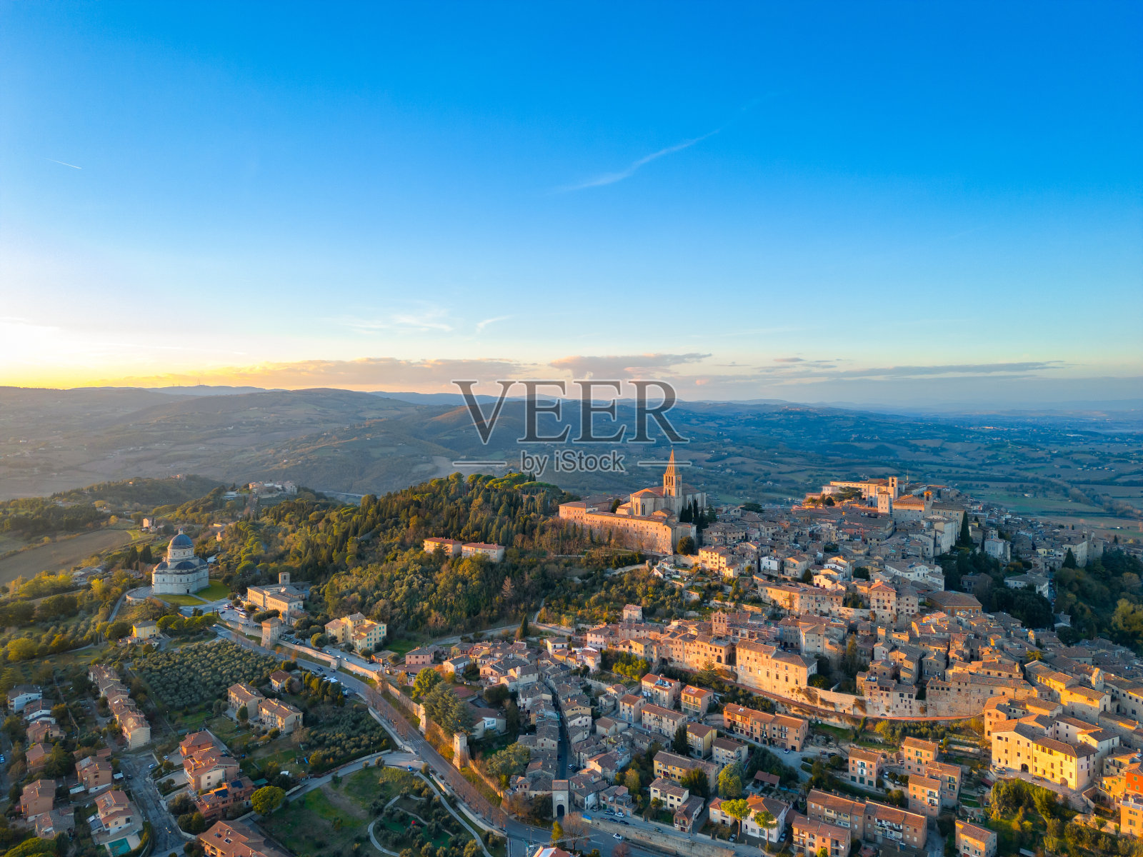 托迪，翁布里亚的意大利中世纪小镇，源自drone照片摄影图片