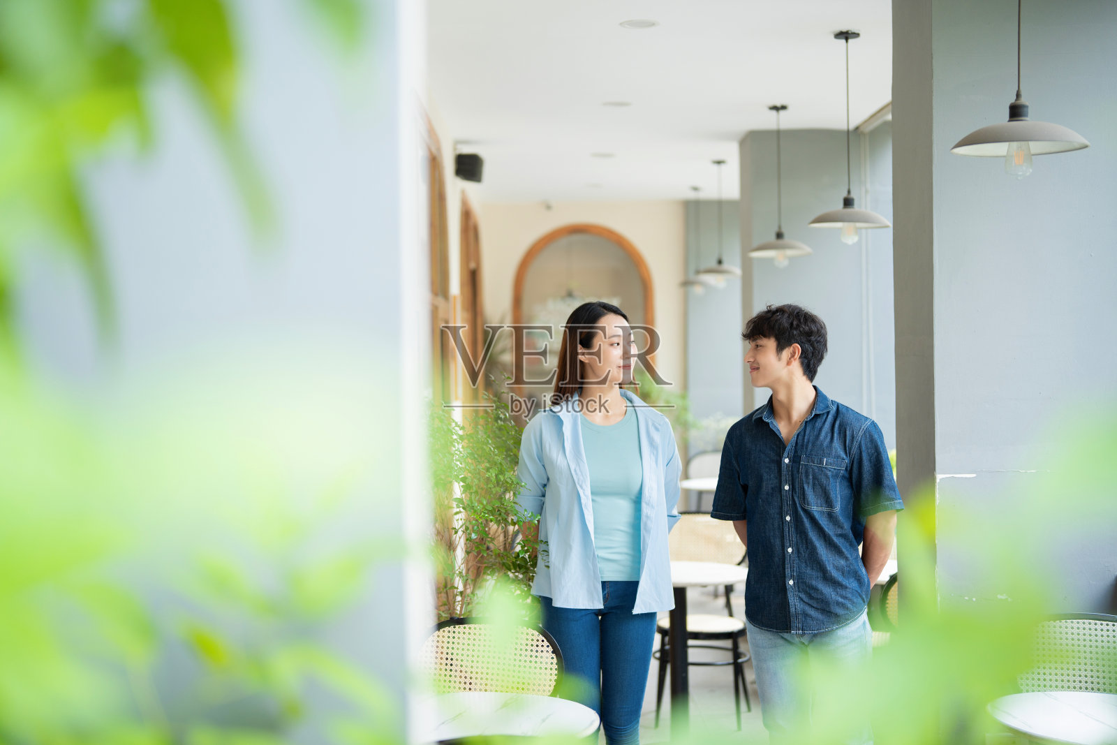 年轻的亚洲夫妇一起出去玩的照片照片摄影图片
