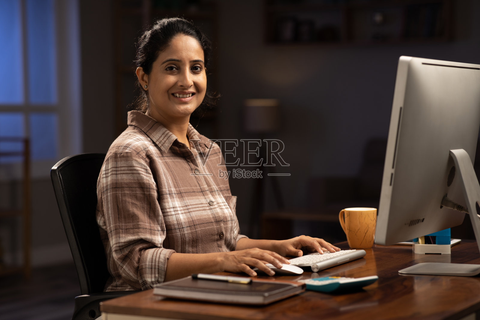 女人在电脑上工作到很晚在家里库存照片库存照片照片摄影图片