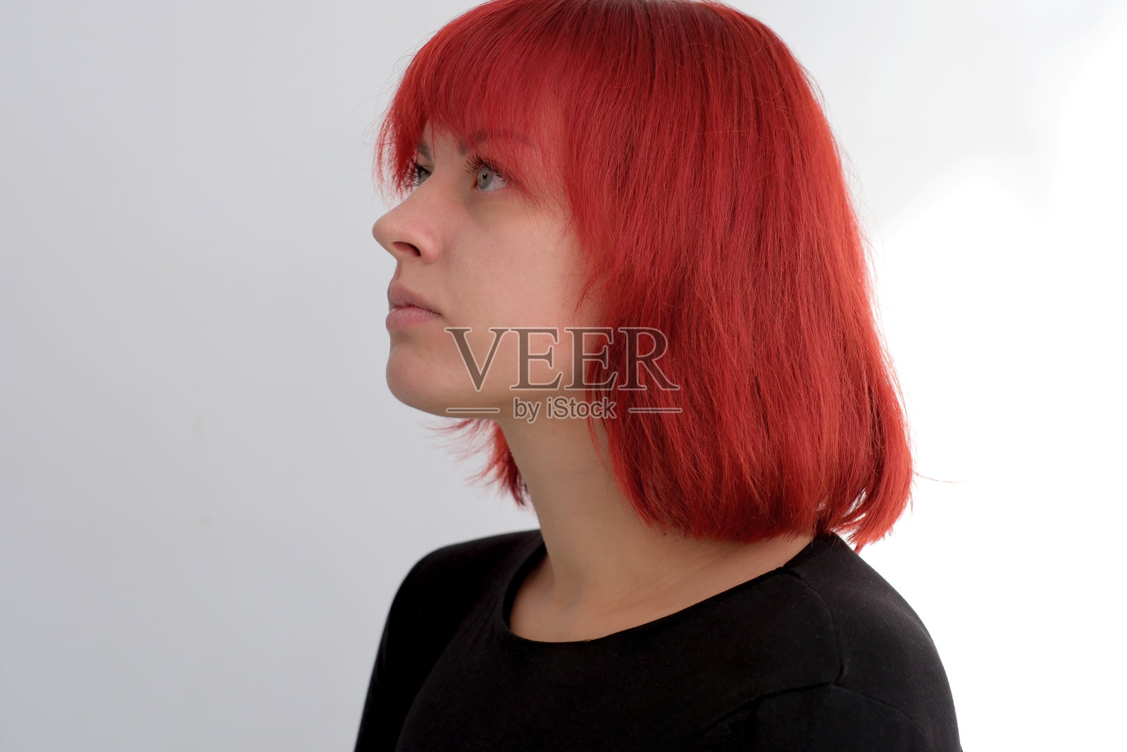 一个留着橙色短发的年轻迷人的女人照片摄影图片