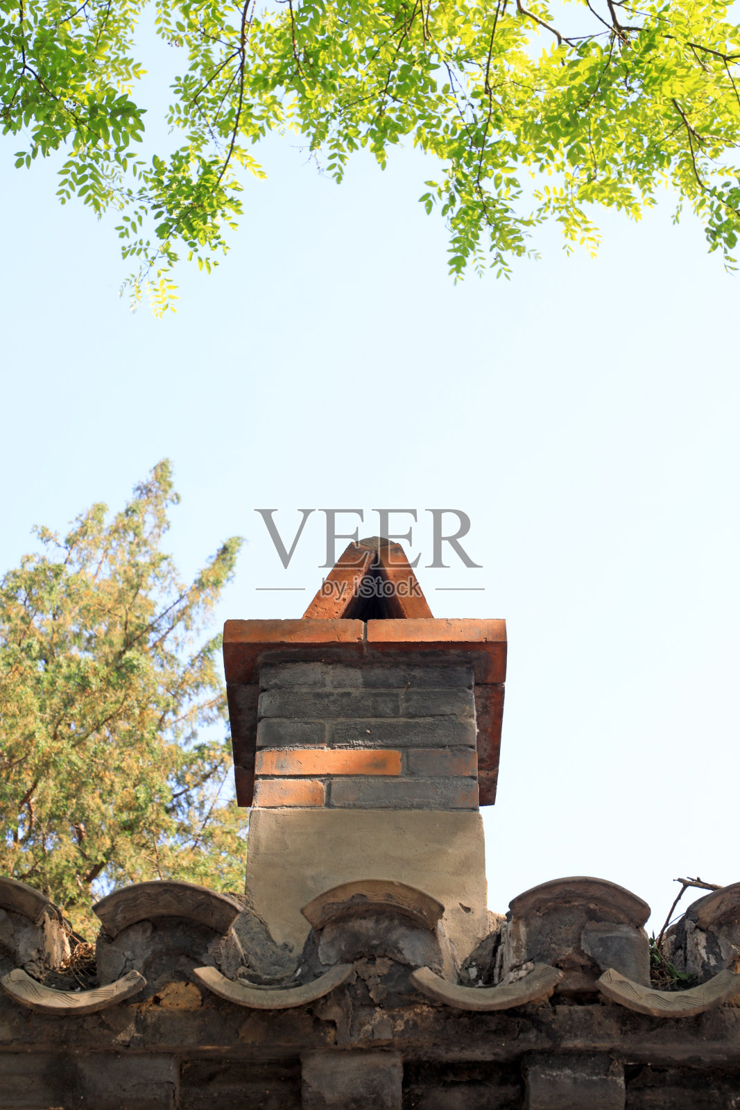 北京民居屋顶上的老烟囱景观照片摄影图片