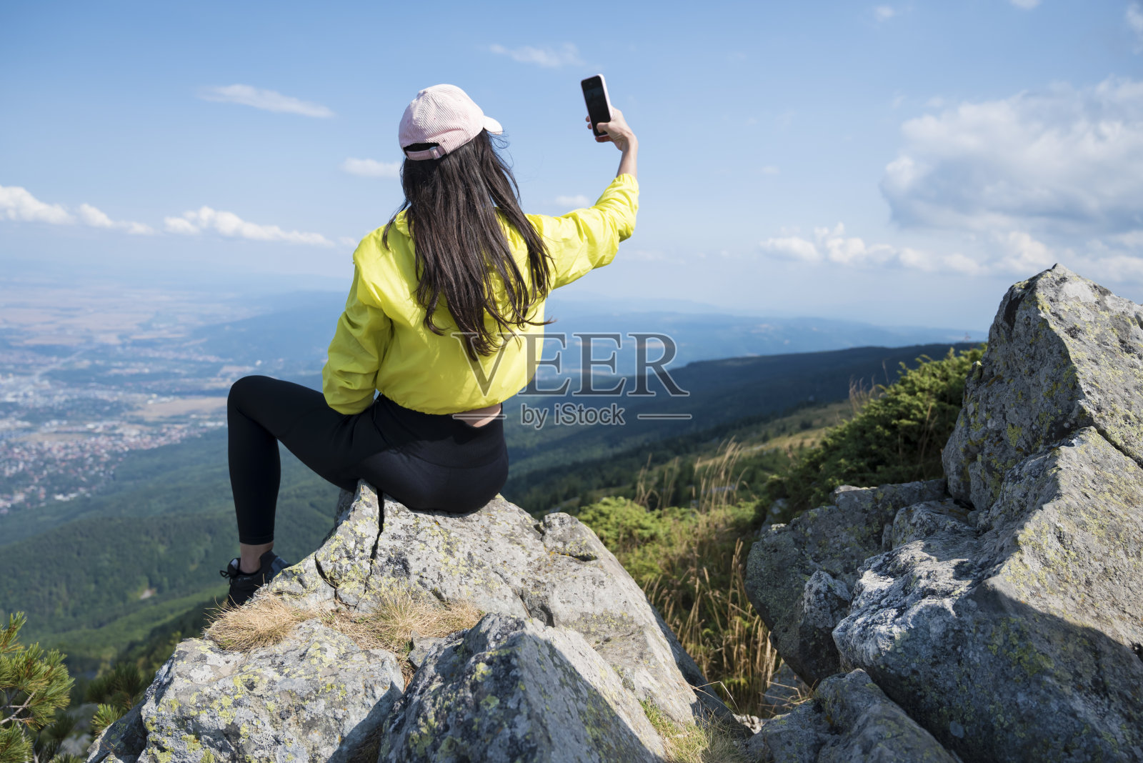 女旅行者在夏山自拍照片摄影图片