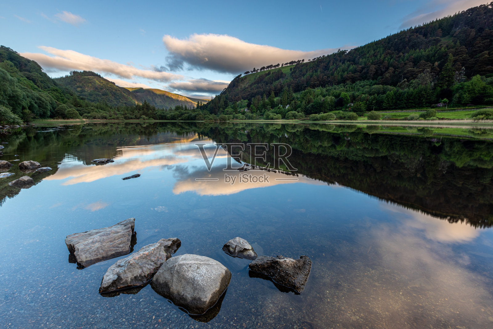 威克洛国家公园格兰达洛下湖的美丽早晨照片摄影图片