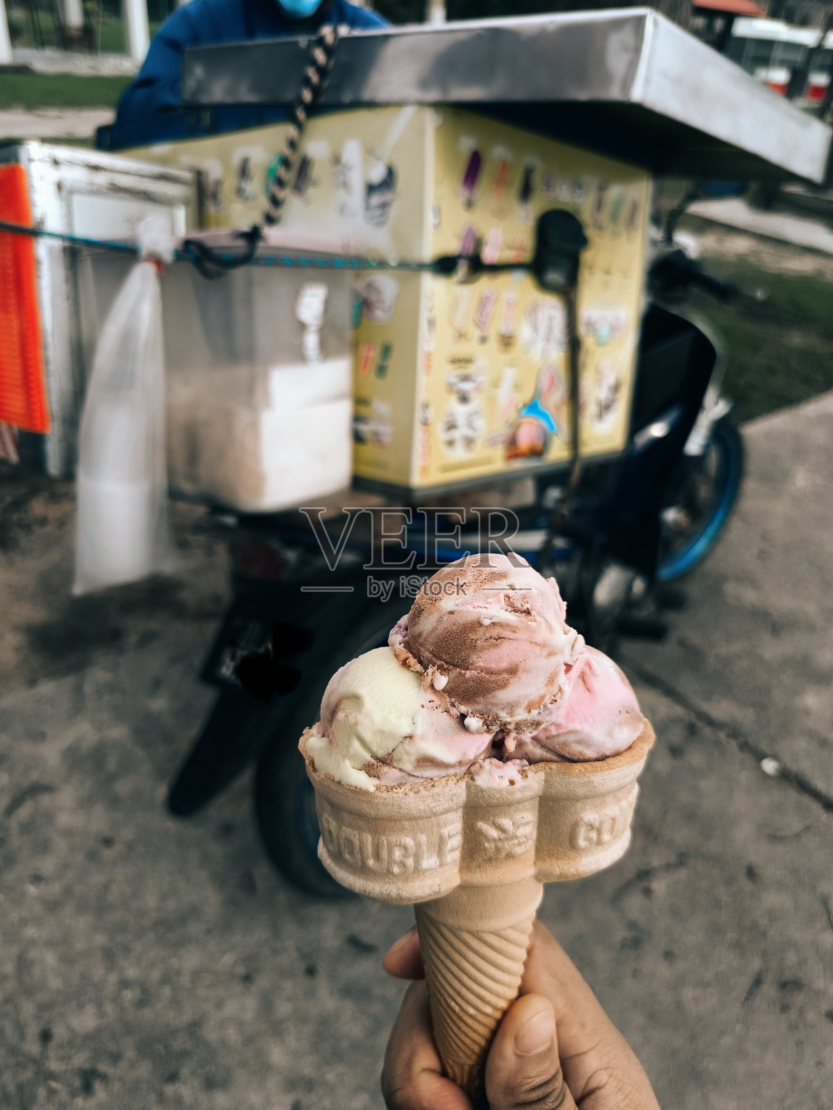 拿着冰淇淋照片摄影图片