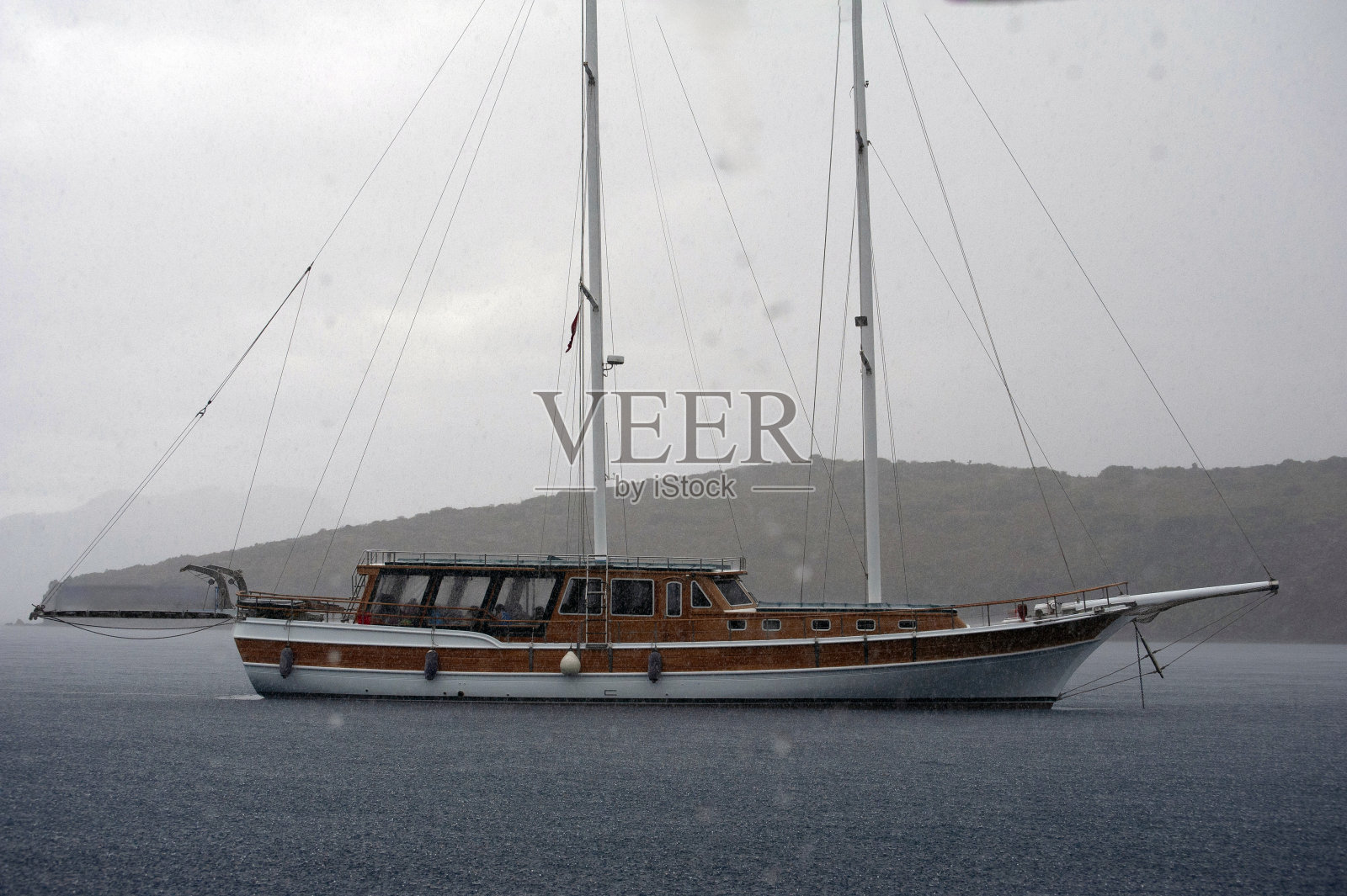 下雨天停泊游艇照片摄影图片