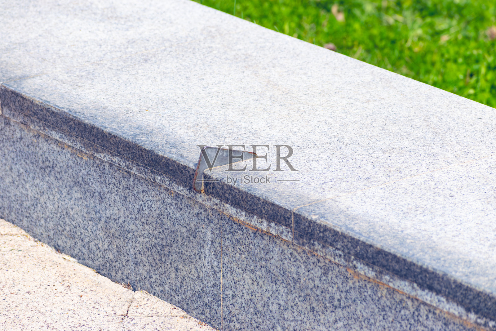 石栅栏上的防滑板装置。防滚柱照片摄影图片