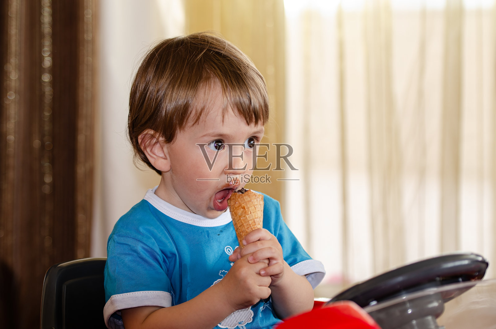 一个男孩在吃冰淇淋。特写镜头。照片摄影图片