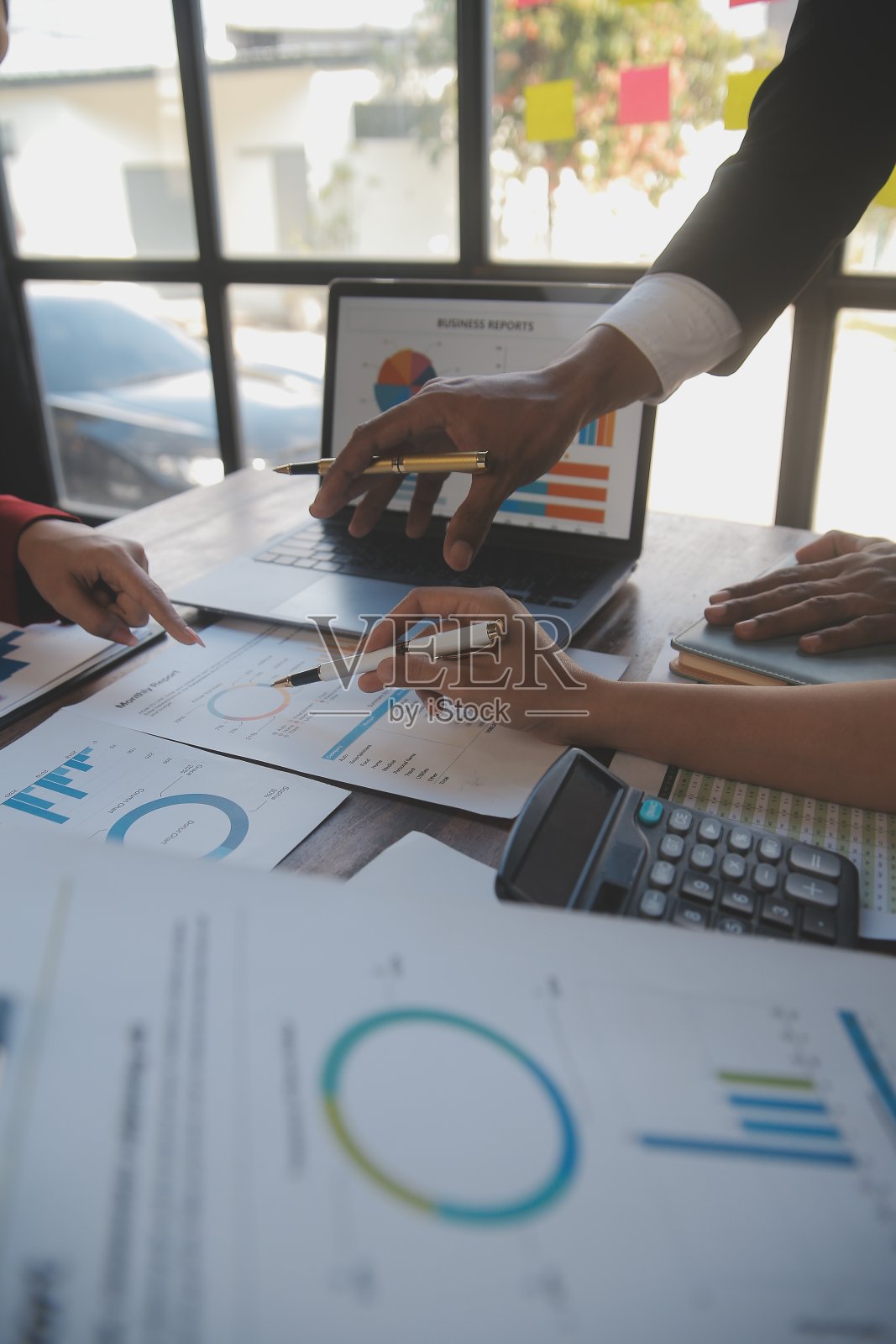 财务经理会议讨论公司成长项目成功财务统计，专业投资者工作启动项目的战略计划与文件，笔记本电脑和数码平板电脑。照片摄影图片