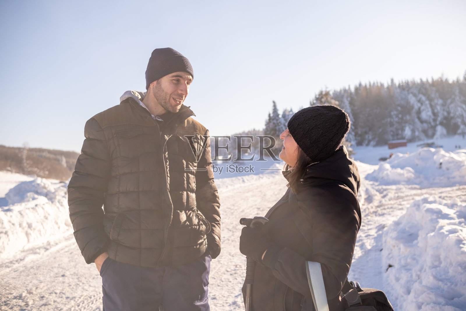 一男一女在滑雪胜地户外交谈照片摄影图片