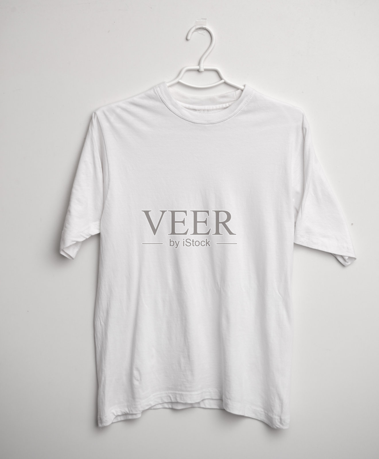 白色t恤模型与衣架在白色背景照片摄影图片