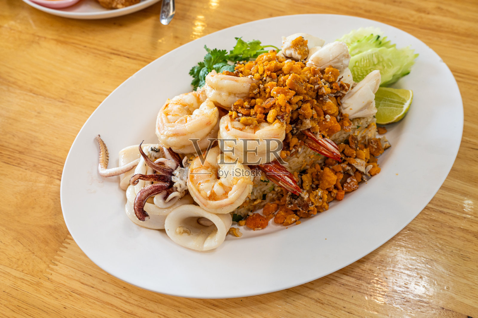 美味海鲜泰式炒饭(蟹肉、虾、蟹黄、鱿鱼)照片摄影图片