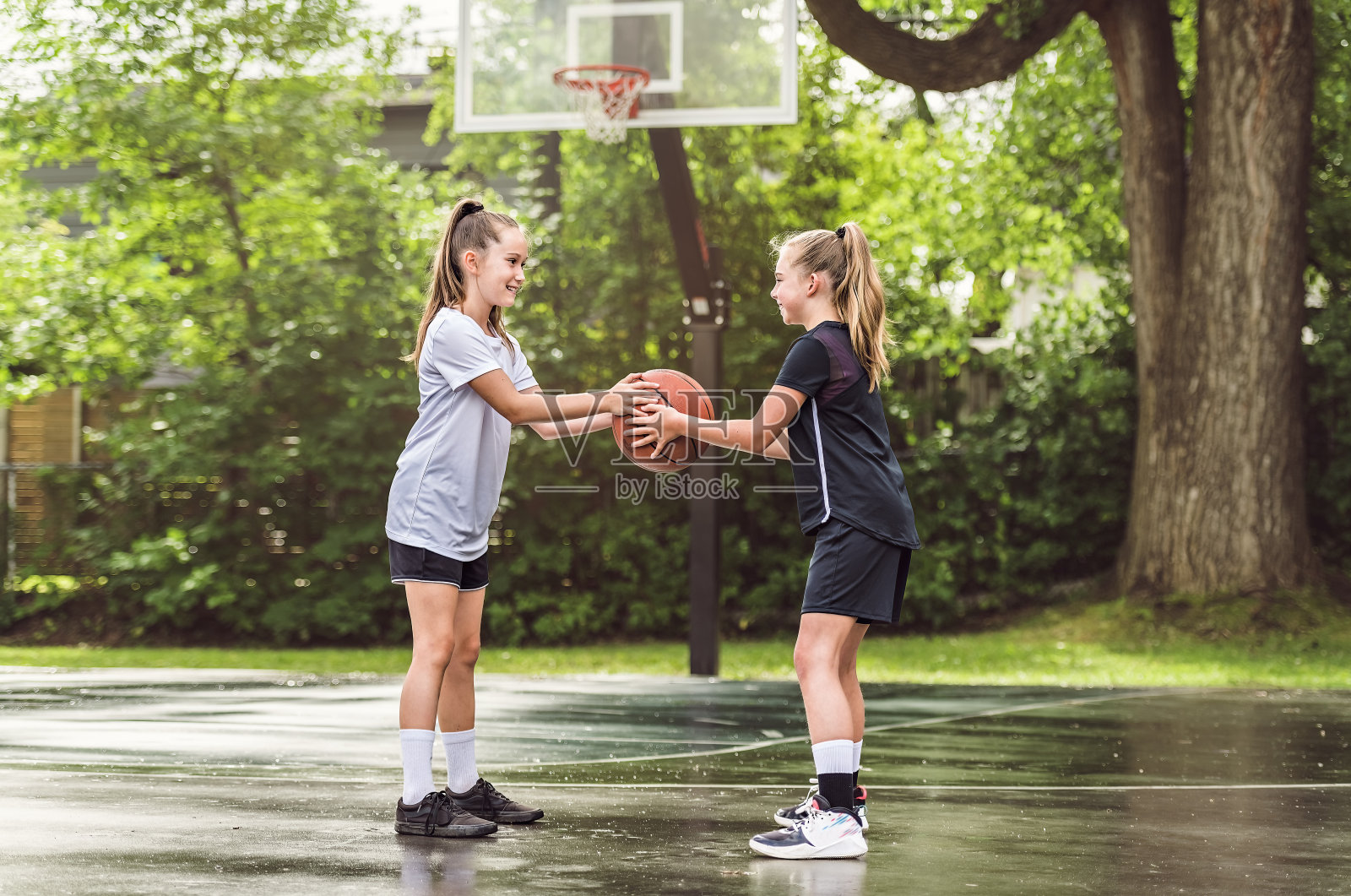 两个穿着运动服的女孩在打篮球照片摄影图片