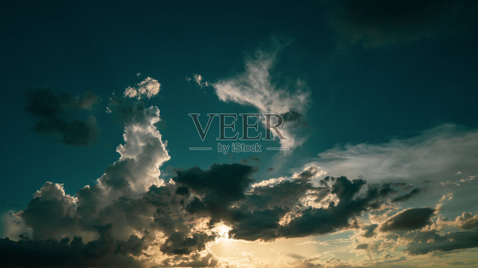 田野上空乌云密布，蓝天白云，晚霞飘飘照片摄影图片