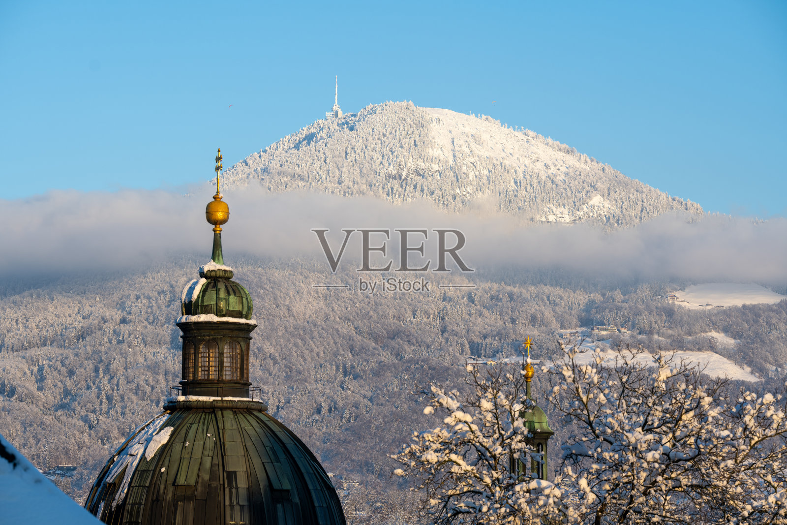 冬天的萨尔茨堡，教堂屋顶和盖斯堡山照片摄影图片