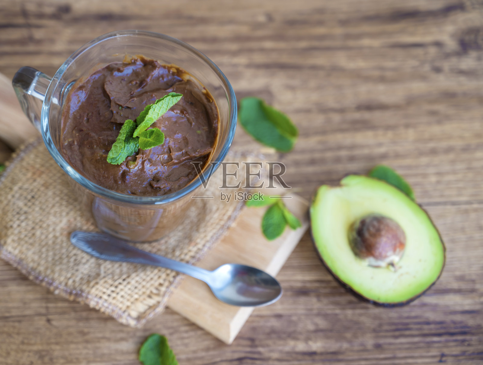 牛油果慕斯加薄荷照片摄影图片