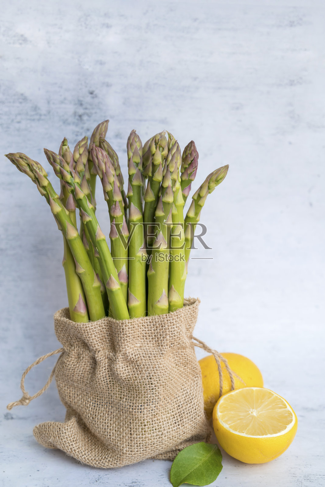 新鲜生的绿芦笋照片摄影图片